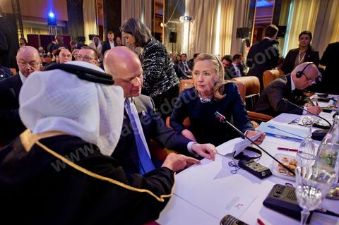 24 février : conférence internationale des amis du peuple syrien à Tunis avec 60 MAE. Hilary Clinton en salle de conférence