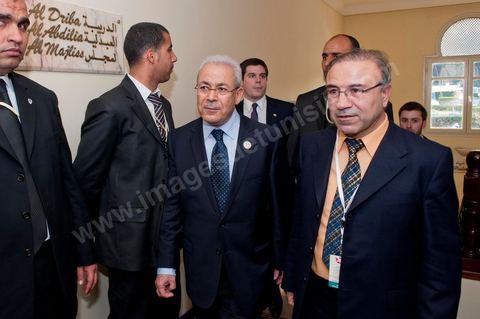 24 février : conférence internationale des amis du peuple syrien à Tunis avec 60 MAE. MAE Tunisien préside conférence. Burhan Ghalioun, au centre President du conseil national syrien, se rend à une rencontre bilatreale avec Hilary Clinton lors d ela conférence syrienne de Tunis