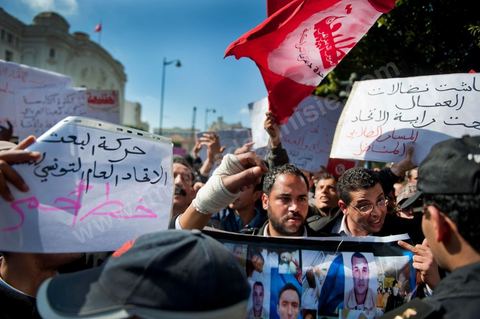 25 février : Venus à l'appel de l'Union générale tunisienne du travail (UGTT), les quelques 4000 manifestants ont dénoncé les récentes attaques visant plusieurs locaux de la centrale syndicale et qu'ils attribuent au mouvement islamiste Ennahdha."Ils veulent étouffer notre voix pour avoir le monopole décisionnel et décider seuls de notre sort. Ils veulent nous terroriser et semer la peur dans nos coeurs pour nous empêcher de défendre nos causes et nos droits, mais nous ne céderons pas et ne nous soumettrons pas", a lancé le secrétaire général de l'UGTT, Houcine Abassi. Le cortège a traversé l'avenue Bourguiba, pour se rassembler devant le ministère de l'Intérieur.Les manifestants, auxquels se sont joints des représentants de plusieurs partis de gauche, ont appelé à la démission du gouvernement dominé par Ennahdha, taxé de "valet du colonialisme" et de "rétrograde". "Le peuple veut la chute du régime", "Citoyen réveille-toi, le gouvernement se joue de toi", ont-ils scandé le long du parcours. La fin de la manifestation a vu quelques affrontements avec la police qui ont répondu par lacrymos et matraque aux jets de pierre des manifestants.
