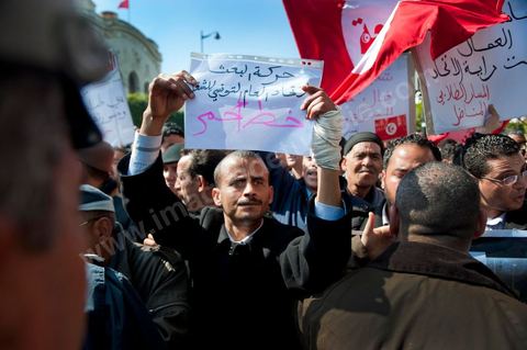 25 février : Venus à l'appel de l'Union générale tunisienne du travail (UGTT), les quelques 4000 manifestants ont dénoncé les récentes attaques visant plusieurs locaux de la centrale syndicale et qu'ils attribuent au mouvement islamiste Ennahdha."Ils veulent étouffer notre voix pour avoir le monopole décisionnel et décider seuls de notre sort. Ils veulent nous terroriser et semer la peur dans nos coeurs pour nous empêcher de défendre nos causes et nos droits, mais nous ne céderons pas et ne nous soumettrons pas", a lancé le secrétaire général de l'UGTT, Houcine Abassi. Le cortège a traversé l'avenue Bourguiba, pour se rassembler devant le ministère de l'Intérieur.Les manifestants, auxquels se sont joints des représentants de plusieurs partis de gauche, ont appelé à la démission du gouvernement dominé par Ennahdha, taxé de "valet du colonialisme" et de "rétrograde". "Le peuple veut la chute du régime", "Citoyen réveille-toi, le gouvernement se joue de toi", ont-ils scandé le long du parcours. La fin de la manifestation a vu quelques affrontements avec la police qui ont répondu par lacrymos et matraque aux jets de pierre des manifestants.