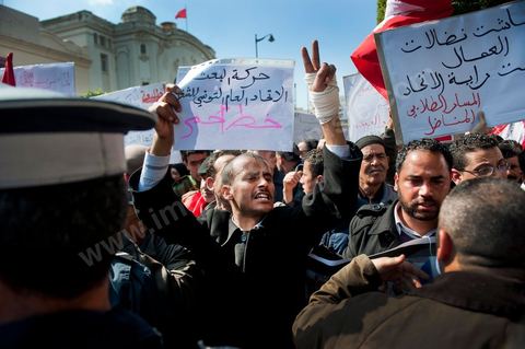 25 février : Venus à l'appel de l'Union générale tunisienne du travail (UGTT), les quelques 4000 manifestants ont dénoncé les récentes attaques visant plusieurs locaux de la centrale syndicale et qu'ils attribuent au mouvement islamiste Ennahdha."Ils veulent étouffer notre voix pour avoir le monopole décisionnel et décider seuls de notre sort. Ils veulent nous terroriser et semer la peur dans nos coeurs pour nous empêcher de défendre nos causes et nos droits, mais nous ne céderons pas et ne nous soumettrons pas", a lancé le secrétaire général de l'UGTT, Houcine Abassi. Le cortège a traversé l'avenue Bourguiba, pour se rassembler devant le ministère de l'Intérieur.Les manifestants, auxquels se sont joints des représentants de plusieurs partis de gauche, ont appelé à la démission du gouvernement dominé par Ennahdha, taxé de "valet du colonialisme" et de "rétrograde". "Le peuple veut la chute du régime", "Citoyen réveille-toi, le gouvernement se joue de toi", ont-ils scandé le long du parcours. La fin de la manifestation a vu quelques affrontements avec la police qui ont répondu par lacrymos et matraque aux jets de pierre des manifestants.