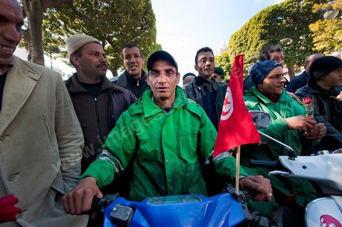 25 février : Venus à l'appel de l'Union générale tunisienne du travail (UGTT), les quelques 4000 manifestants ont dénoncé les récentes attaques visant plusieurs locaux de la centrale syndicale et qu'ils attribuent au mouvement islamiste Ennahdha."Ils veulent étouffer notre voix pour avoir le monopole décisionnel et décider seuls de notre sort. Ils veulent nous terroriser et semer la peur dans nos coeurs pour nous empêcher de défendre nos causes et nos droits, mais nous ne céderons pas et ne nous soumettrons pas", a lancé le secrétaire général de l'UGTT, Houcine Abassi. Le cortège a traversé l'avenue Bourguiba, pour se rassembler devant le ministère de l'Intérieur.Les manifestants, auxquels se sont joints des représentants de plusieurs partis de gauche, ont appelé à la démission du gouvernement dominé par Ennahdha, taxé de "valet du colonialisme" et de "rétrograde". "Le peuple veut la chute du régime", "Citoyen réveille-toi, le gouvernement se joue de toi", ont-ils scandé le long du parcours. La fin de la manifestation a vu quelques affrontements avec la police qui ont répondu par lacrymos et matraque aux jets de pierre des manifestants.