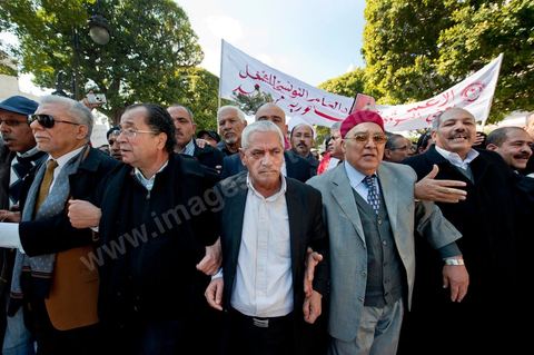 25 février : Houcine Abbassi et Jrad, l'actuel et l'ancien SG de l'UGGT en tête de cortège.  Venus à l'appel de l'Union générale tunisienne du travail (UGTT), les quelques 4000 manifestants ont dénoncé les récentes attaques visant plusieurs locaux de la centrale syndicale et qu'ils attribuent au mouvement islamiste Ennahdha."Ils veulent étouffer notre voix pour avoir le monopole décisionnel et décider seuls de notre sort. Ils veulent nous terroriser et semer la peur dans nos coeurs pour nous empêcher de défendre nos causes et nos droits, mais nous ne céderons pas et ne nous soumettrons pas", a lancé le secrétaire général de l'UGTT, Houcine Abassi. Le cortège a traversé l'avenue Bourguiba, pour se rassembler devant le ministère de l'Intérieur.Les manifestants, auxquels se sont joints des représentants de plusieurs partis de gauche, ont appelé à la démission du gouvernement dominé par Ennahdha, taxé de "valet du colonialisme" et de "rétrograde". "Le peuple veut la chute du régime", "Citoyen réveille-toi, le gouvernement se joue de toi", ont-ils scandé le long du parcours. La fin de la manifestation a vu quelques affrontements avec la police qui ont répondu par lacrymos et matraque aux jets de pierre des manifestants.