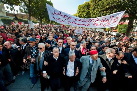 25 février : Houcine Abbassi et Jrad, l'actuel et l'ancien SG de l'UGGT en tête de cortège.  Venus à l'appel de l'Union générale tunisienne du travail (UGTT), les quelques 4000 manifestants ont dénoncé les récentes attaques visant plusieurs locaux de la centrale syndicale et qu'ils attribuent au mouvement islamiste Ennahdha."Ils veulent étouffer notre voix pour avoir le monopole décisionnel et décider seuls de notre sort. Ils veulent nous terroriser et semer la peur dans nos coeurs pour nous empêcher de défendre nos causes et nos droits, mais nous ne céderons pas et ne nous soumettrons pas", a lancé le secrétaire général de l'UGTT, Houcine Abassi. Le cortège a traversé l'avenue Bourguiba, pour se rassembler devant le ministère de l'Intérieur.Les manifestants, auxquels se sont joints des représentants de plusieurs partis de gauche, ont appelé à la démission du gouvernement dominé par Ennahdha, taxé de "valet du colonialisme" et de "rétrograde". "Le peuple veut la chute du régime", "Citoyen réveille-toi, le gouvernement se joue de toi", ont-ils scandé le long du parcours. La fin de la manifestation a vu quelques affrontements avec la police qui ont répondu par lacrymos et matraque aux jets de pierre des manifestants.