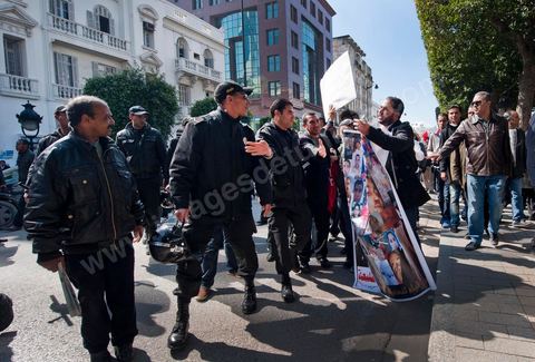 25 février : Venus à l'appel de l'Union générale tunisienne du travail (UGTT), les quelques 4000 manifestants ont dénoncé les récentes attaques visant plusieurs locaux de la centrale syndicale et qu'ils attribuent au mouvement islamiste Ennahdha."Ils veulent étouffer notre voix pour avoir le monopole décisionnel et décider seuls de notre sort. Ils veulent nous terroriser et semer la peur dans nos coeurs pour nous empêcher de défendre nos causes et nos droits, mais nous ne céderons pas et ne nous soumettrons pas", a lancé le secrétaire général de l'UGTT, Houcine Abassi. Le cortège a traversé l'avenue Bourguiba, pour se rassembler devant le ministère de l'Intérieur.Les manifestants, auxquels se sont joints des représentants de plusieurs partis de gauche, ont appelé à la démission du gouvernement dominé par Ennahdha, taxé de "valet du colonialisme" et de "rétrograde". "Le peuple veut la chute du régime", "Citoyen réveille-toi, le gouvernement se joue de toi", ont-ils scandé le long du parcours. La fin de la manifestation a vu quelques affrontements avec la police qui ont répondu par lacrymos et matraque aux jets de pierre des manifestants.