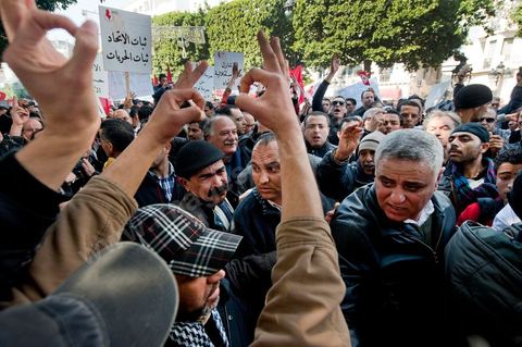 25 février : Venus à l'appel de l'Union générale tunisienne du travail (UGTT), les quelques 4000 manifestants ont dénoncé les récentes attaques visant plusieurs locaux de la centrale syndicale et qu'ils attribuent au mouvement islamiste Ennahdha."Ils veulent étouffer notre voix pour avoir le monopole décisionnel et décider seuls de notre sort. Ils veulent nous terroriser et semer la peur dans nos coeurs pour nous empêcher de défendre nos causes et nos droits, mais nous ne céderons pas et ne nous soumettrons pas", a lancé le secrétaire général de l'UGTT, Houcine Abassi. Le cortège a traversé l'avenue Bourguiba, pour se rassembler devant le ministère de l'Intérieur.Les manifestants, auxquels se sont joints des représentants de plusieurs partis de gauche, ont appelé à la démission du gouvernement dominé par Ennahdha, taxé de "valet du colonialisme" et de "rétrograde". "Le peuple veut la chute du régime", "Citoyen réveille-toi, le gouvernement se joue de toi", ont-ils scandé le long du parcours. La fin de la manifestation a vu quelques affrontements avec la police qui ont répondu par lacrymos et matraque aux jets de pierre des manifestants.