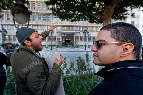25 février : Venus à l'appel de l'Union générale tunisienne du travail (UGTT), les quelques 4000 manifestants ont dénoncé les récentes attaques visant plusieurs locaux de la centrale syndicale et qu'ils attribuent au mouvement islamiste Ennahdha."Ils veulent étouffer notre voix pour avoir le monopole décisionnel et décider seuls de notre sort. Ils veulent nous terroriser et semer la peur dans nos coeurs pour nous empêcher de défendre nos causes et nos droits, mais nous ne céderons pas et ne nous soumettrons pas", a lancé le secrétaire général de l'UGTT, Houcine Abassi. Le cortège a traversé l'avenue Bourguiba, pour se rassembler devant le ministère de l'Intérieur.Les manifestants, auxquels se sont joints des représentants de plusieurs partis de gauche, ont appelé à la démission du gouvernement dominé par Ennahdha, taxé de "valet du colonialisme" et de "rétrograde". "Le peuple veut la chute du régime", "Citoyen réveille-toi, le gouvernement se joue de toi", ont-ils scandé le long du parcours. La fin de la manifestation a vu quelques affrontements avec la police qui ont répondu par lacrymos et matraque aux jets de pierre des manifestants.