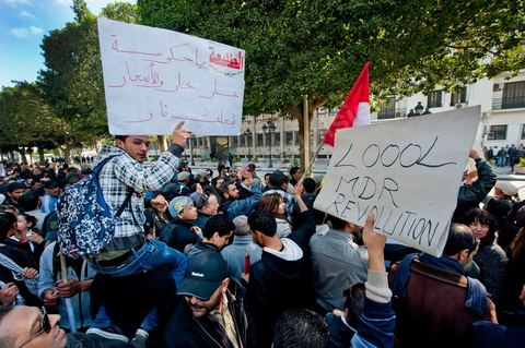 25 février : Venus à l'appel de l'Union générale tunisienne du travail (UGTT), les quelques 4000 manifestants ont dénoncé les récentes attaques visant plusieurs locaux de la centrale syndicale et qu'ils attribuent au mouvement islamiste Ennahdha."Ils veulent étouffer notre voix pour avoir le monopole décisionnel et décider seuls de notre sort. Ils veulent nous terroriser et semer la peur dans nos coeurs pour nous empêcher de défendre nos causes et nos droits, mais nous ne céderons pas et ne nous soumettrons pas", a lancé le secrétaire général de l'UGTT, Houcine Abassi. Le cortège a traversé l'avenue Bourguiba, pour se rassembler devant le ministère de l'Intérieur.Les manifestants, auxquels se sont joints des représentants de plusieurs partis de gauche, ont appelé à la démission du gouvernement dominé par Ennahdha, taxé de "valet du colonialisme" et de "rétrograde". "Le peuple veut la chute du régime", "Citoyen réveille-toi, le gouvernement se joue de toi", ont-ils scandé le long du parcours. La fin de la manifestation a vu quelques affrontements avec la police qui ont répondu par lacrymos et matraque aux jets de pierre des manifestants.