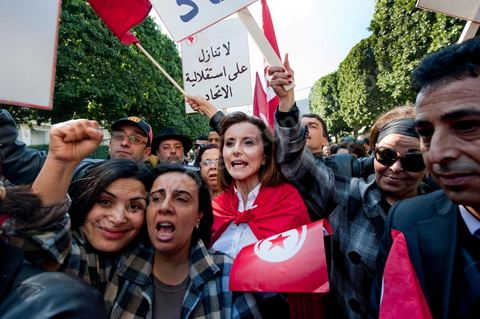 25 février : Emna Menif Venus à l'appel de l'Union générale tunisienne du travail (UGTT), les quelques 4000 manifestants ont dénoncé les récentes attaques visant plusieurs locaux de la centrale syndicale et qu'ils attribuent au mouvement islamiste Ennahdha."Ils veulent étouffer notre voix pour avoir le monopole décisionnel et décider seuls de notre sort. Ils veulent nous terroriser et semer la peur dans nos coeurs pour nous empêcher de défendre nos causes et nos droits, mais nous ne céderons pas et ne nous soumettrons pas", a lancé le secrétaire général de l'UGTT, Houcine Abassi. Le cortège a traversé l'avenue Bourguiba, pour se rassembler devant le ministère de l'Intérieur.Les manifestants, auxquels se sont joints des représentants de plusieurs partis de gauche, ont appelé à la démission du gouvernement dominé par Ennahdha, taxé de "valet du colonialisme" et de "rétrograde". "Le peuple veut la chute du régime", "Citoyen réveille-toi, le gouvernement se joue de toi", ont-ils scandé le long du parcours. La fin de la manifestation a vu quelques affrontements avec la police qui ont répondu par lacrymos et matraque aux jets de pierre des manifestants.