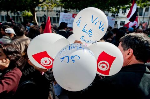 25 février : Venus à l'appel de l'Union générale tunisienne du travail (UGTT), les quelques 4000 manifestants ont dénoncé les récentes attaques visant plusieurs locaux de la centrale syndicale et qu'ils attribuent au mouvement islamiste Ennahdha."Ils veulent étouffer notre voix pour avoir le monopole décisionnel et décider seuls de notre sort. Ils veulent nous terroriser et semer la peur dans nos coeurs pour nous empêcher de défendre nos causes et nos droits, mais nous ne céderons pas et ne nous soumettrons pas", a lancé le secrétaire général de l'UGTT, Houcine Abassi. Le cortège a traversé l'avenue Bourguiba, pour se rassembler devant le ministère de l'Intérieur.Les manifestants, auxquels se sont joints des représentants de plusieurs partis de gauche, ont appelé à la démission du gouvernement dominé par Ennahdha, taxé de "valet du colonialisme" et de "rétrograde". "Le peuple veut la chute du régime", "Citoyen réveille-toi, le gouvernement se joue de toi", ont-ils scandé le long du parcours. La fin de la manifestation a vu quelques affrontements avec la police qui ont répondu par lacrymos et matraque aux jets de pierre des manifestants.