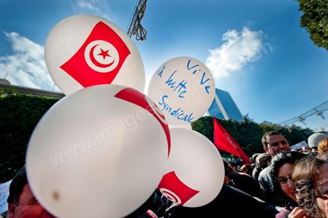 25 février : Venus à l'appel de l'Union générale tunisienne du travail (UGTT), les quelques 4000 manifestants ont dénoncé les récentes attaques visant plusieurs locaux de la centrale syndicale et qu'ils attribuent au mouvement islamiste Ennahdha."Ils veulent étouffer notre voix pour avoir le monopole décisionnel et décider seuls de notre sort. Ils veulent nous terroriser et semer la peur dans nos coeurs pour nous empêcher de défendre nos causes et nos droits, mais nous ne céderons pas et ne nous soumettrons pas", a lancé le secrétaire général de l'UGTT, Houcine Abassi. Le cortège a traversé l'avenue Bourguiba, pour se rassembler devant le ministère de l'Intérieur.Les manifestants, auxquels se sont joints des représentants de plusieurs partis de gauche, ont appelé à la démission du gouvernement dominé par Ennahdha, taxé de "valet du colonialisme" et de "rétrograde". "Le peuple veut la chute du régime", "Citoyen réveille-toi, le gouvernement se joue de toi", ont-ils scandé le long du parcours. La fin de la manifestation a vu quelques affrontements avec la police qui ont répondu par lacrymos et matraque aux jets de pierre des manifestants.