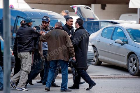 25 février : Venus à l'appel de l'Union générale tunisienne du travail (UGTT), les quelques 4000 manifestants ont dénoncé les récentes attaques visant plusieurs locaux de la centrale syndicale et qu'ils attribuent au mouvement islamiste Ennahdha."Ils veulent étouffer notre voix pour avoir le monopole décisionnel et décider seuls de notre sort. Ils veulent nous terroriser et semer la peur dans nos coeurs pour nous empêcher de défendre nos causes et nos droits, mais nous ne céderons pas et ne nous soumettrons pas", a lancé le secrétaire général de l'UGTT, Houcine Abassi. Le cortège a traversé l'avenue Bourguiba, pour se rassembler devant le ministère de l'Intérieur.Les manifestants, auxquels se sont joints des représentants de plusieurs partis de gauche, ont appelé à la démission du gouvernement dominé par Ennahdha, taxé de "valet du colonialisme" et de "rétrograde". "Le peuple veut la chute du régime", "Citoyen réveille-toi, le gouvernement se joue de toi", ont-ils scandé le long du parcours. La fin de la manifestation a vu quelques affrontements avec la police qui ont répondu par lacrymos et matraque aux jets de pierre des manifestants.