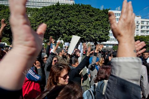 25 février : Venus à l'appel de l'Union générale tunisienne du travail (UGTT), les quelques 4000 manifestants ont dénoncé les récentes attaques visant plusieurs locaux de la centrale syndicale et qu'ils attribuent au mouvement islamiste Ennahdha."Ils veulent étouffer notre voix pour avoir le monopole décisionnel et décider seuls de notre sort. Ils veulent nous terroriser et semer la peur dans nos coeurs pour nous empêcher de défendre nos causes et nos droits, mais nous ne céderons pas et ne nous soumettrons pas", a lancé le secrétaire général de l'UGTT, Houcine Abassi. Le cortège a traversé l'avenue Bourguiba, pour se rassembler devant le ministère de l'Intérieur.Les manifestants, auxquels se sont joints des représentants de plusieurs partis de gauche, ont appelé à la démission du gouvernement dominé par Ennahdha, taxé de "valet du colonialisme" et de "rétrograde". "Le peuple veut la chute du régime", "Citoyen réveille-toi, le gouvernement se joue de toi", ont-ils scandé le long du parcours. La fin de la manifestation a vu quelques affrontements avec la police qui ont répondu par lacrymos et matraque aux jets de pierre des manifestants.