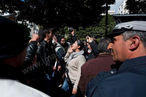 25 février : Venus à l'appel de l'Union générale tunisienne du travail (UGTT), les quelques 4000 manifestants ont dénoncé les récentes attaques visant plusieurs locaux de la centrale syndicale et qu'ils attribuent au mouvement islamiste Ennahdha."Ils veulent étouffer notre voix pour avoir le monopole décisionnel et décider seuls de notre sort. Ils veulent nous terroriser et semer la peur dans nos coeurs pour nous empêcher de défendre nos causes et nos droits, mais nous ne céderons pas et ne nous soumettrons pas", a lancé le secrétaire général de l'UGTT, Houcine Abassi. Le cortège a traversé l'avenue Bourguiba, pour se rassembler devant le ministère de l'Intérieur.Les manifestants, auxquels se sont joints des représentants de plusieurs partis de gauche, ont appelé à la démission du gouvernement dominé par Ennahdha, taxé de "valet du colonialisme" et de "rétrograde". "Le peuple veut la chute du régime", "Citoyen réveille-toi, le gouvernement se joue de toi", ont-ils scandé le long du parcours. La fin de la manifestation a vu quelques affrontements avec la police qui ont répondu par lacrymos et matraque aux jets de pierre des manifestants.