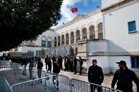 8 mars 2012 : à Tunis, devant le Ministère de la Justice plus de 1000 salafistes, venus des différentes régions du pays, manifestent pour appeler à la libération de leurs camarades emprisonnés dans l'affaire de Bir Ali, mais aussi pour déplorer le retour de la police politique et de la torture policière. Cette manifestation est organisée pour la première comparution devant le procureur de la République des individus arrêtés dans le cadre de l'affaire de Bir Ali, des affrontement armée entre groupe dit "terroriste" et l'armée tunisienne. Ali Laarayedh ministre de l’Intérieur a révélé, lors d'une conférence de presse, des liens étroits entre la Libye et ce groupe terroriste arrêté en Tunisie.