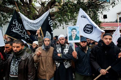8 mars 2012 : à Tunis, devant le Ministère de la Justice plus de 1000 salafistes, venus des différentes régions du pays, manifestent pour appeler à la libération de leurs camarades emprisonnés dans l'affaire de Bir Ali, mais aussi pour déplorer le retour de la police politique et de la torture policière. Cette manifestation est organisée pour la première comparution devant le procureur de la République des individus arrêtés dans le cadre de l'affaire de Bir Ali, des affrontement armée entre groupe dit "terroriste" et l'armée tunisienne. Ali Laarayedh ministre de l’Intérieur a révélé, lors d'une conférence de presse, des liens étroits entre la Libye et ce groupe terroriste arrêté en Tunisie.