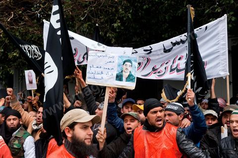 8 mars 2012 : à Tunis, devant le Ministère de la Justice plus de 1000 salafistes, venus des différentes régions du pays, manifestent pour appeler à la libération de leurs camarades emprisonnés dans l'affaire de Bir Ali, mais aussi pour déplorer le retour de la police politique et de la torture policière. Cette manifestation est organisée pour la première comparution devant le procureur de la République des individus arrêtés dans le cadre de l'affaire de Bir Ali, des affrontement armée entre groupe dit "terroriste" et l'armée tunisienne. Ali Laarayedh ministre de l’Intérieur a révélé, lors d'une conférence de presse, des liens étroits entre la Libye et ce groupe terroriste arrêté en Tunisie.