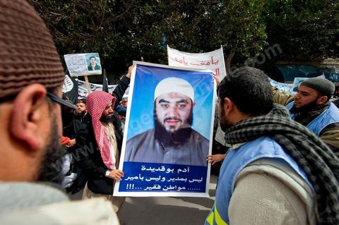 8 mars 2012 : à Tunis, devant le Ministère de la Justice plus de 1000 salafistes, venus des différentes régions du pays, manifestent pour appeler à la libération de leurs camarades emprisonnés dans l'affaire de Bir Ali, mais aussi pour déplorer le retour de la police politique et de la torture policière. Cette manifestation est organisée pour la première comparution devant le procureur de la République des individus arrêtés dans le cadre de l'affaire de Bir Ali, des affrontement armée entre groupe dit "terroriste" et l'armée tunisienne. Ali Laarayedh ministre de l’Intérieur a révélé, lors d'une conférence de presse, des liens étroits entre la Libye et ce groupe terroriste arrêté en Tunisie.