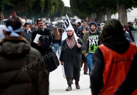 8 mars 2012 : à Tunis, devant le Ministère de la Justice plus de 1000 salafistes, venus des différentes régions du pays, manifestent pour appeler à la libération de leurs camarades emprisonnés dans l'affaire de Bir Ali, mais aussi pour déplorer le retour de la police politique et de la torture policière. Cette manifestation est organisée pour la première comparution devant le procureur de la République des individus arrêtés dans le cadre de l'affaire de Bir Ali, des affrontement armée entre groupe dit "terroriste" et l'armée tunisienne. Ali Laarayedh ministre de l’Intérieur a révélé, lors d'une conférence de presse, des liens étroits entre la Libye et ce groupe terroriste arrêté en Tunisie.