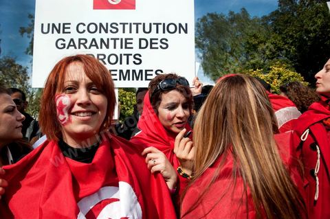 8 mars : forte mobilisation aujourd'hui à la manifestation des Femmes pour la journée de la Femme devant l'assemblée Nationale constituante au Bardo à Tunis. plus d'un an après la révolution tunisienne le statut si particulier et évolué de la femme tunisienne est en danger par les mouvences islamistes tant au sein du gouvernement que des groupes salafistes. Les manifestants ont aussi exprimé leur colère et ont dénoncé l’outrage du drapeau national, la veille, par des groupes de salafistes à la Faculté de la Manouba. Plus que jamais, la femme tunisienne est le meilleur rempart contre l'obscurantisme.