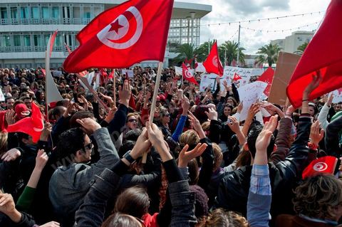8 mars : forte mobilisation aujourd'hui à la manifestation des Femmes pour la journée de la Femme devant l'assemblée Nationale constituante au Bardo à Tunis. plus d'un an après la révolution tunisienne le statut si particulier et évolué de la femme tunisienne est en danger par les mouvences islamistes tant au sein du gouvernement que des groupes salafistes. Les manifestants ont aussi exprimé leur colère et ont dénoncé l’outrage du drapeau national, la veille, par des groupes de salafistes à la Faculté de la Manouba. Plus que jamais, la femme tunisienne est le meilleur rempart contre l'obscurantisme.