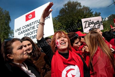 8 mars : forte mobilisation aujourd'hui à la manifestation des Femmes pour la journée de la Femme devant l'assemblée Nationale constituante au Bardo à Tunis. plus d'un an après la révolution tunisienne le statut si particulier et évolué de la femme tunisienne est en danger par les mouvences islamistes tant au sein du gouvernement que des groupes salafistes. Les manifestants ont aussi exprimé leur colère et ont dénoncé l’outrage du drapeau national, la veille, par des groupes de salafistes à la Faculté de la Manouba. Plus que jamais, la femme tunisienne est le meilleur rempart contre l'obscurantisme.