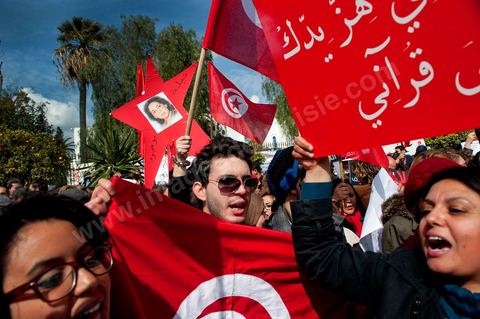8 mars : forte mobilisation aujourd'hui à la manifestation des Femmes pour la journée de la Femme devant l'assemblée Nationale constituante au Bardo à Tunis. plus d'un an après la révolution tunisienne le statut si particulier et évolué de la femme tunisienne est en danger par les mouvences islamistes tant au sein du gouvernement que des groupes salafistes. Les manifestants ont aussi exprimé leur colère et ont dénoncé l’outrage du drapeau national, la veille, par des groupes de salafistes à la Faculté de la Manouba. Plus que jamais, la femme tunisienne est le meilleur rempart contre l'obscurantisme.