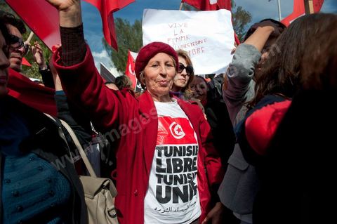 8 mars : forte mobilisation aujourd'hui à la manifestation des Femmes pour la journée de la Femme devant l'assemblée Nationale constituante au Bardo à Tunis. plus d'un an après la révolution tunisienne le statut si particulier et évolué de la femme tunisienne est en danger par les mouvences islamistes tant au sein du gouvernement que des groupes salafistes. Les manifestants ont aussi exprimé leur colère et ont dénoncé l’outrage du drapeau national, la veille, par des groupes de salafistes à la Faculté de la Manouba. Plus que jamais, la femme tunisienne est le meilleur rempart contre l'obscurantisme.