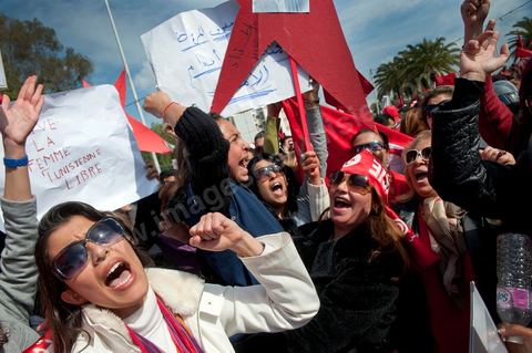 8 mars : forte mobilisation aujourd'hui à la manifestation des Femmes pour la journée de la Femme devant l'assemblée Nationale constituante au Bardo à Tunis. plus d'un an après la révolution tunisienne le statut si particulier et évolué de la femme tunisienne est en danger par les mouvences islamistes tant au sein du gouvernement que des groupes salafistes. Les manifestants ont aussi exprimé leur colère et ont dénoncé l’outrage du drapeau national, la veille, par des groupes de salafistes à la Faculté de la Manouba. Plus que jamais, la femme tunisienne est le meilleur rempart contre l'obscurantisme.