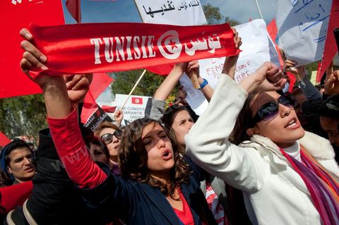 8 mars : forte mobilisation aujourd'hui à la manifestation des Femmes pour la journée de la Femme devant l'assemblée Nationale constituante au Bardo à Tunis. plus d'un an après la révolution tunisienne le statut si particulier et évolué de la femme tunisienne est en danger par les mouvences islamistes tant au sein du gouvernement que des groupes salafistes. Les manifestants ont aussi exprimé leur colère et ont dénoncé l’outrage du drapeau national, la veille, par des groupes de salafistes à la Faculté de la Manouba. Plus que jamais, la femme tunisienne est le meilleur rempart contre l'obscurantisme.