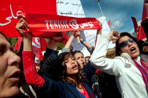 8 mars : forte mobilisation aujourd'hui à la manifestation des Femmes pour la journée de la Femme devant l'assemblée Nationale constituante au Bardo à Tunis. plus d'un an après la révolution tunisienne le statut si particulier et évolué de la femme tunisienne est en danger par les mouvences islamistes tant au sein du gouvernement que des groupes salafistes. Les manifestants ont aussi exprimé leur colère et ont dénoncé l’outrage du drapeau national, la veille, par des groupes de salafistes à la Faculté de la Manouba. Plus que jamais, la femme tunisienne est le meilleur rempart contre l'obscurantisme.
