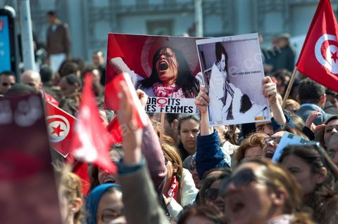 8 mars : forte mobilisation aujourd'hui à la manifestation des Femmes pour la journée de la Femme devant l'assemblée Nationale constituante au Bardo à Tunis. plus d'un an après la révolution tunisienne le statut si particulier et évolué de la femme tunisienne est en danger par les mouvences islamistes tant au sein du gouvernement que des groupes salafistes. Les manifestants ont aussi exprimé leur colère et ont dénoncé l’outrage du drapeau national, la veille, par des groupes de salafistes à la Faculté de la Manouba. Plus que jamais, la femme tunisienne est le meilleur rempart contre l'obscurantisme.