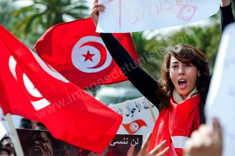 8 mars : forte mobilisation aujourd'hui à la manifestation des Femmes pour la journée de la Femme devant l'assemblée Nationale constituante au Bardo à Tunis. plus d'un an après la révolution tunisienne le statut si particulier et évolué de la femme tunisienne est en danger par les mouvences islamistes tant au sein du gouvernement que des groupes salafistes. Les manifestants ont aussi exprimé leur colère et ont dénoncé l’outrage du drapeau national, la veille, par des groupes de salafistes à la Faculté de la Manouba. Plus que jamais, la femme tunisienne est le meilleur rempart contre l'obscurantisme.