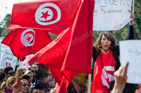 8 mars : forte mobilisation aujourd'hui à la manifestation des Femmes pour la journée de la Femme devant l'assemblée Nationale constituante au Bardo à Tunis. plus d'un an après la révolution tunisienne le statut si particulier et évolué de la femme tunisienne est en danger par les mouvences islamistes tant au sein du gouvernement que des groupes salafistes. Les manifestants ont aussi exprimé leur colère et ont dénoncé l’outrage du drapeau national, la veille, par des groupes de salafistes à la Faculté de la Manouba. Plus que jamais, la femme tunisienne est le meilleur rempart contre l'obscurantisme.