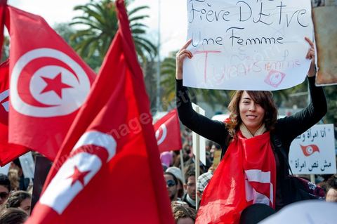 8 mars : forte mobilisation aujourd'hui à la manifestation des Femmes pour la journée de la Femme devant l'assemblée Nationale constituante au Bardo à Tunis. plus d'un an après la révolution tunisienne le statut si particulier et évolué de la femme tunisienne est en danger par les mouvences islamistes tant au sein du gouvernement que des groupes salafistes. Les manifestants ont aussi exprimé leur colère et ont dénoncé l’outrage du drapeau national, la veille, par des groupes de salafistes à la Faculté de la Manouba. Plus que jamais, la femme tunisienne est le meilleur rempart contre l'obscurantisme.
