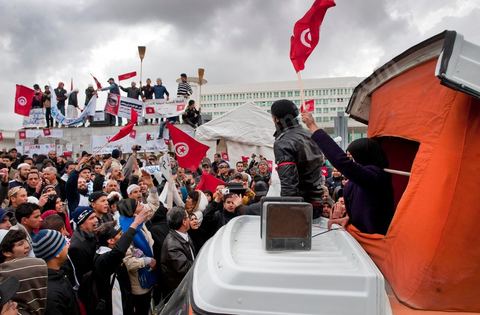 9 mars : devant la Télévision nationale tunisienne un sitin a lieu depuis plus d'une semaine de la part des partis et mouvance islamistes. Ce vendredi après la prière, plusieurs centaines de personnes se sont encore une fois rassemblées devant le siège de la Télévision tunisienne pour demander «l’épuration du secteur de l’information». Un secteur qui est toujours, selon eux, envahi par les «Rcdistes» et les «mécréants». D’autres sit-inneurs iront même jusqu’à demander la démission collective des employés de la Télévision nationale pour les remplacer par d’autres qui «respectent Dieu et l’Islam ». Le leader, qui insiste sur son appartenance au mouvement salafiste tunisien, accuse les employés de la télévision publique d’avoir «semé la discorde entre les Tunisiens, qui sont depuis toujours des musulmans», les qualifiant de personnes «stupides et sales».