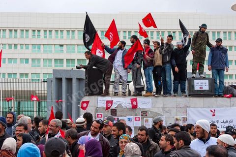 9 mars : devant la Télévision nationale tunisienne un sitin a lieu depuis plus d'une semaine de la part des partis et mouvance islamistes. Ce vendredi après la prière, plusieurs centaines de personnes se sont encore une fois rassemblées devant le siège de la Télévision tunisienne pour demander «l’épuration du secteur de l’information». Un secteur qui est toujours, selon eux, envahi par les «Rcdistes» et les «mécréants». D’autres sit-inneurs iront même jusqu’à demander la démission collective des employés de la Télévision nationale pour les remplacer par d’autres qui «respectent Dieu et l’Islam ». Le leader, qui insiste sur son appartenance au mouvement salafiste tunisien, accuse les employés de la télévision publique d’avoir «semé la discorde entre les Tunisiens, qui sont depuis toujours des musulmans», les qualifiant de personnes «stupides et sales».