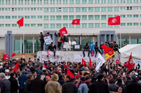 9 mars : devant la Télévision nationale tunisienne un sitin a lieu depuis plus d'une semaine de la part des partis et mouvance islamistes. Ce vendredi après la prière, plusieurs centaines de personnes se sont encore une fois rassemblées devant le siège de la Télévision tunisienne pour demander «l’épuration du secteur de l’information». Un secteur qui est toujours, selon eux, envahi par les «Rcdistes» et les «mécréants». D’autres sit-inneurs iront même jusqu’à demander la démission collective des employés de la Télévision nationale pour les remplacer par d’autres qui «respectent Dieu et l’Islam ». Le leader, qui insiste sur son appartenance au mouvement salafiste tunisien, accuse les employés de la télévision publique d’avoir «semé la discorde entre les Tunisiens, qui sont depuis toujours des musulmans», les qualifiant de personnes «stupides et sales».