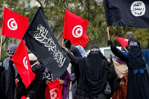 9 mars : devant la Télévision nationale tunisienne un sitin a lieu depuis plus d'une semaine de la part des partis et mouvance islamistes. Ce vendredi après la prière, plusieurs centaines de personnes se sont encore une fois rassemblées devant le siège de la Télévision tunisienne pour demander «l’épuration du secteur de l’information». Un secteur qui est toujours, selon eux, envahi par les «Rcdistes» et les «mécréants». D’autres sit-inneurs iront même jusqu’à demander la démission collective des employés de la Télévision nationale pour les remplacer par d’autres qui «respectent Dieu et l’Islam ». Le leader, qui insiste sur son appartenance au mouvement salafiste tunisien, accuse les employés de la télévision publique d’avoir «semé la discorde entre les Tunisiens, qui sont depuis toujours des musulmans», les qualifiant de personnes «stupides et sales».