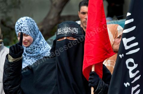 9 mars : devant la Télévision nationale tunisienne un sitin a lieu depuis plus d'une semaine de la part des partis et mouvance islamistes. Ce vendredi après la prière, plusieurs centaines de personnes se sont encore une fois rassemblées devant le siège de la Télévision tunisienne pour demander «l’épuration du secteur de l’information». Un secteur qui est toujours, selon eux, envahi par les «Rcdistes» et les «mécréants». D’autres sit-inneurs iront même jusqu’à demander la démission collective des employés de la Télévision nationale pour les remplacer par d’autres qui «respectent Dieu et l’Islam ». Le leader, qui insiste sur son appartenance au mouvement salafiste tunisien, accuse les employés de la télévision publique d’avoir «semé la discorde entre les Tunisiens, qui sont depuis toujours des musulmans», les qualifiant de personnes «stupides et sales».
