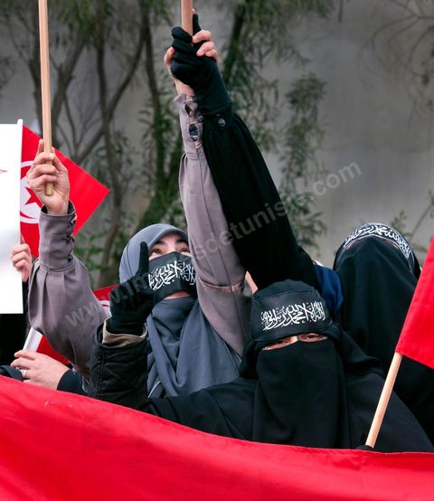 9 mars : devant la Télévision nationale tunisienne un sitin a lieu depuis plus d'une semaine de la part des partis et mouvance islamistes. Ce vendredi après la prière, plusieurs centaines de personnes se sont encore une fois rassemblées devant le siège de la Télévision tunisienne pour demander «l’épuration du secteur de l’information». Un secteur qui est toujours, selon eux, envahi par les «Rcdistes» et les «mécréants». D’autres sit-inneurs iront même jusqu’à demander la démission collective des employés de la Télévision nationale pour les remplacer par d’autres qui «respectent Dieu et l’Islam ». Le leader, qui insiste sur son appartenance au mouvement salafiste tunisien, accuse les employés de la télévision publique d’avoir «semé la discorde entre les Tunisiens, qui sont depuis toujours des musulmans», les qualifiant de personnes «stupides et sales».