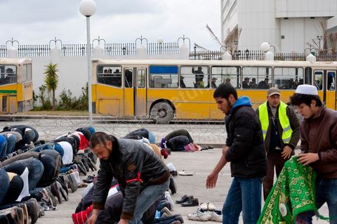 9 mars : devant la Télévision nationale tunisienne un sitin a lieu depuis plus d'une semaine de la part des partis et mouvance islamistes. Ce vendredi après la prière, plusieurs centaines de personnes se sont encore une fois rassemblées devant le siège de la Télévision tunisienne pour demander «l’épuration du secteur de l’information». Un secteur qui est toujours, selon eux, envahi par les «Rcdistes» et les «mécréants». D’autres sit-inneurs iront même jusqu’à demander la démission collective des employés de la Télévision nationale pour les remplacer par d’autres qui «respectent Dieu et l’Islam ». Le leader, qui insiste sur son appartenance au mouvement salafiste tunisien, accuse les employés de la télévision publique d’avoir «semé la discorde entre les Tunisiens, qui sont depuis toujours des musulmans», les qualifiant de personnes «stupides et sales».