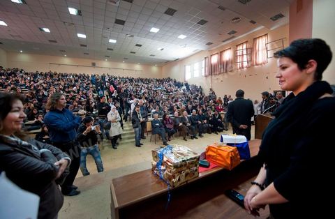 14 mars 2012 Khaoula Rachidi à l'université de la Manouba, à la veille des élections des représentants des étudiants au comités scientifique, le Doyen Habib Kazdaghli organise dans l'un des amphitéhâtres une cérémonie en l'honneur de la jeune étudiante Khaoula Rachidi qui est intervenu lorsqu'un salafiste à retirer le drapeau tunisien la semaine dernière. 