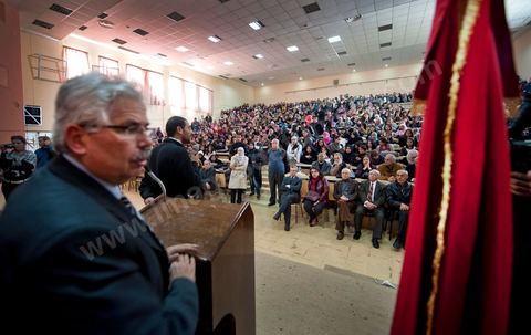 14 mars 2012 à l'université de la Manouba, à la veille des élections des représentants des étudiants au comités scientifique, le Doyen Habib Kazdaghli organise dans l'un des amphitéhâtres une cérémonie en l'honneur de la jeune étudiante Khaoula Rachidi qui est intervenu lorsqu'un salafiste à retirer le drapeau tunisien la semaine dernière. 