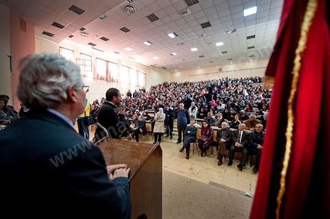 14 mars 2012 à l'université de la Manouba, à la veille des élections des représentants des étudiants au comités scientifique, le Doyen Habib Kazdaghli organise dans l'un des amphitéhâtres une cérémonie en l'honneur de la jeune étudiante Khaoula Rachidi qui est intervenu lorsqu'un salafiste à retirer le drapeau tunisien la semaine dernière. 