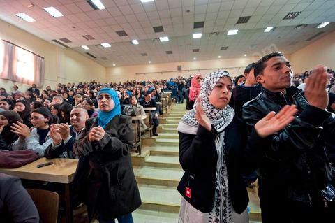 14 mars 2012 à l'université de la Manouba, à la veille des élections des représentants des étudiants au comités scientifique, le Doyen Habib Kazdaghli organise dans l'un des amphitéhâtres une cérémonie en l'honneur de la jeune étudiante Khaoula Rachidi qui est intervenu lorsqu'un salafiste à retirer le drapeau tunisien la semaine dernière. 