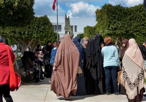 14 mars 2012 groupe de femme en niqab à l'université de la Manouba, à la veille des élections des représentants des étudiants au comités scientifique, le Doyen Habib Kazdaghli organise dans l'un des amphitéhâtres une cérémonie en l'honneur de la jeune étudiante Khaoula Rachidi qui est intervenu lorsqu'un salafiste à retirer le drapeau tunisien la semaine dernière. 