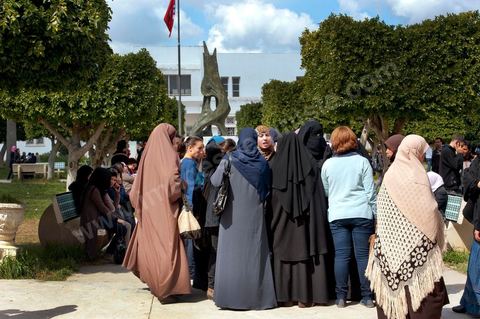 14 mars 2012 groupe de femme en niqab à l'université de la Manouba, à la veille des élections des représentants des étudiants au comités scientifique, le Doyen Habib Kazdaghli organise dans l'un des amphitéhâtres une cérémonie en l'honneur de la jeune étudiante Khaoula Rachidi qui est intervenu lorsqu'un salafiste à retirer le drapeau tunisien la semaine dernière. 