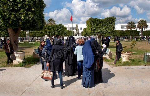 14 mars 2012 groupe de femme en niqab à l'université de la Manouba, à la veille des élections des représentants des étudiants au comités scientifique, le Doyen Habib Kazdaghli organise dans l'un des amphitéhâtres une cérémonie en l'honneur de la jeune étudiante Khaoula Rachidi qui est intervenu lorsqu'un salafiste à retirer le drapeau tunisien la semaine dernière. 