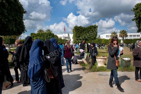 14 mars 2012 groupe de femme en niqab à l'université de la Manouba, à la veille des élections des représentants des étudiants au comités scientifique, le Doyen Habib Kazdaghli organise dans l'un des amphitéhâtres une cérémonie en l'honneur de la jeune étudiante Khaoula Rachidi qui est intervenu lorsqu'un salafiste à retirer le drapeau tunisien la semaine dernière. 